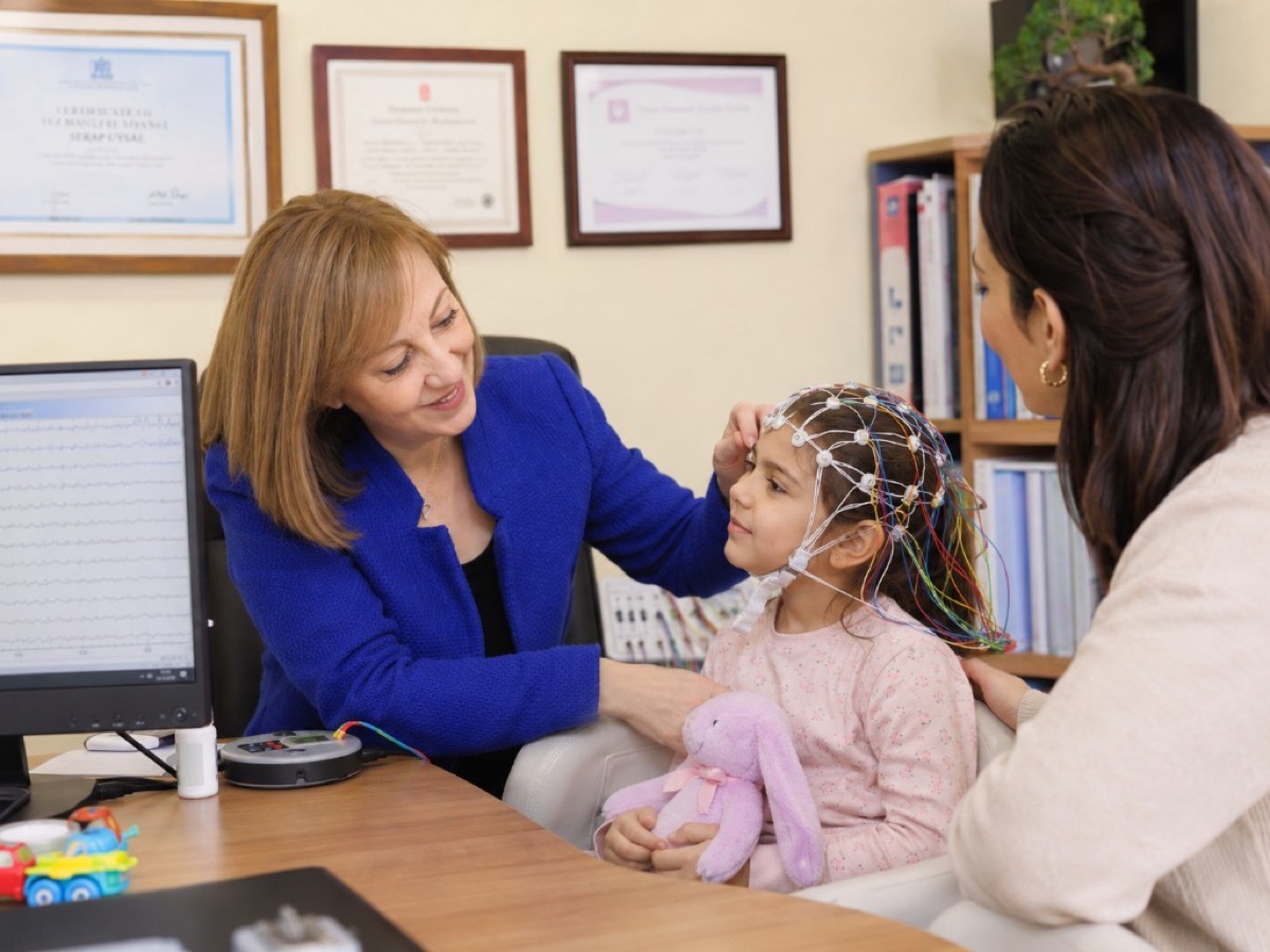 Çocuk EEG kaydı — muayene ortamı